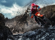 爱游戏入口-F1新赛季揭幕战之夜，富安健洋的完美防守如何征服全场？