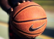 爱游戏大厅-赛道上的逆袭，迈凯伦鏖战哈斯，维斯塔潘领衔的战术胜利