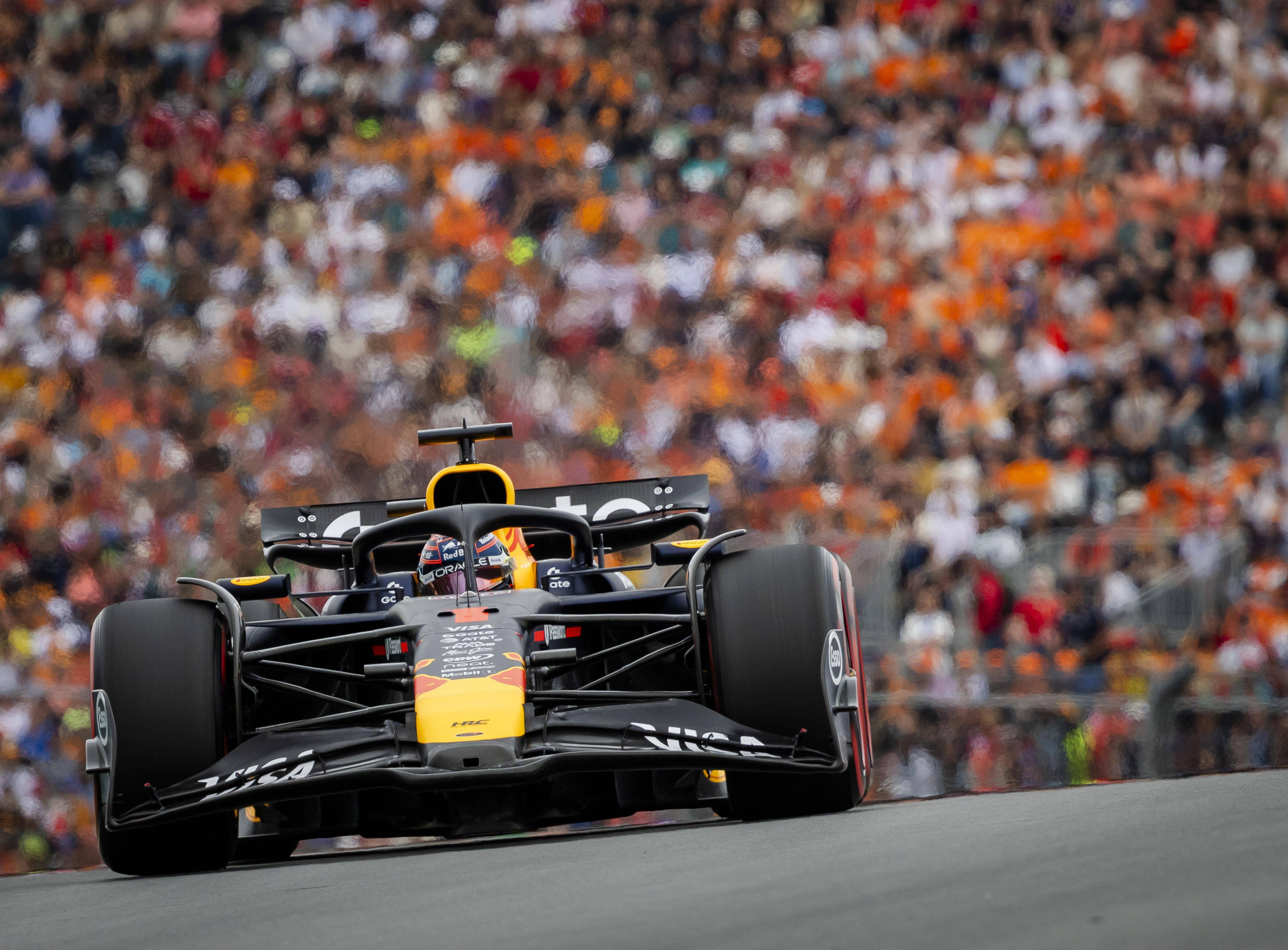 迈凯伦险胜红牛车队，皮亚斯特里关键制胜