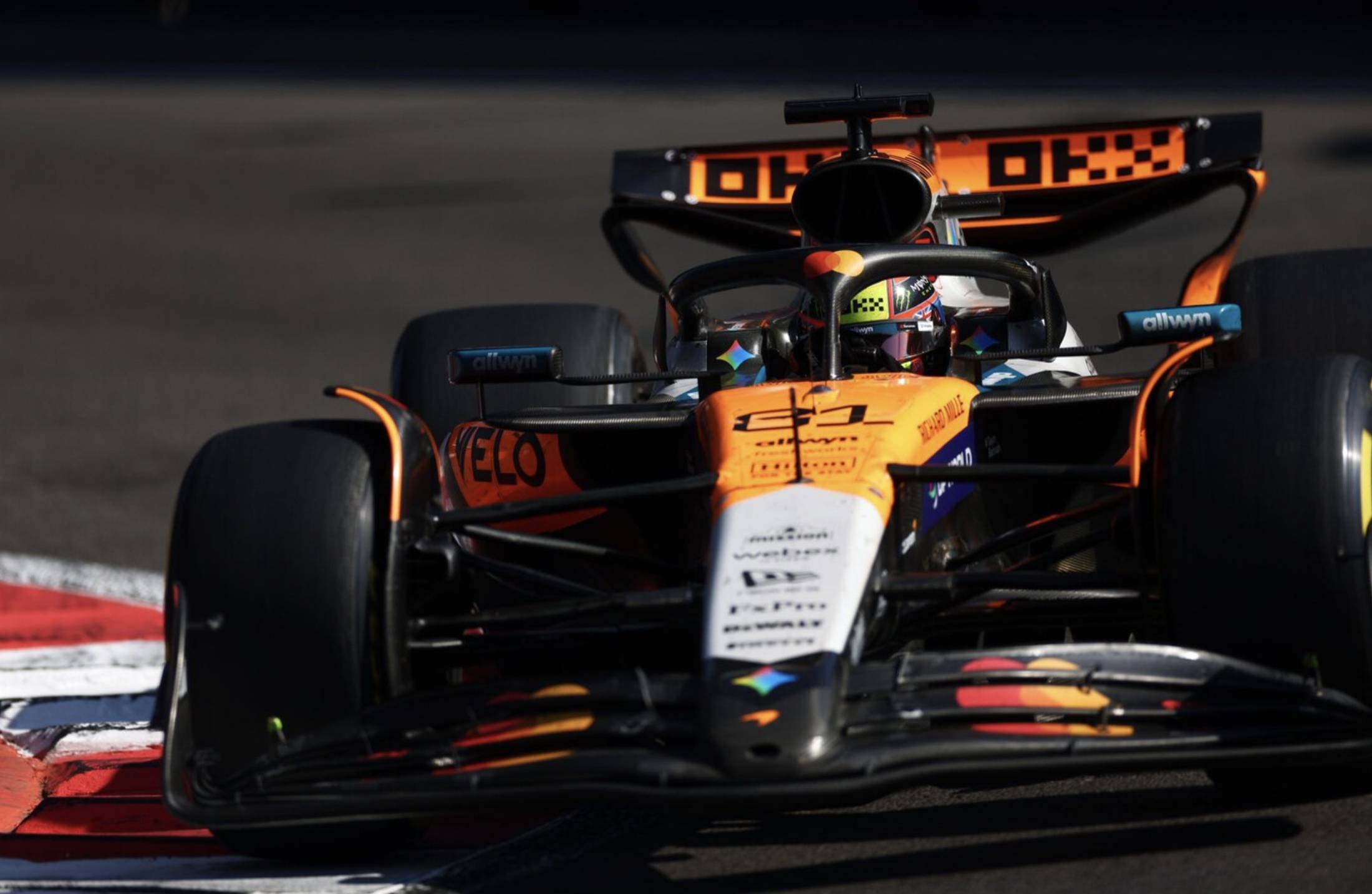 迈凯伦鏖战法拉利,汉密尔顿惊艳四座 迈凯伦鏖战法拉利,汉密尔顿惊艳四座