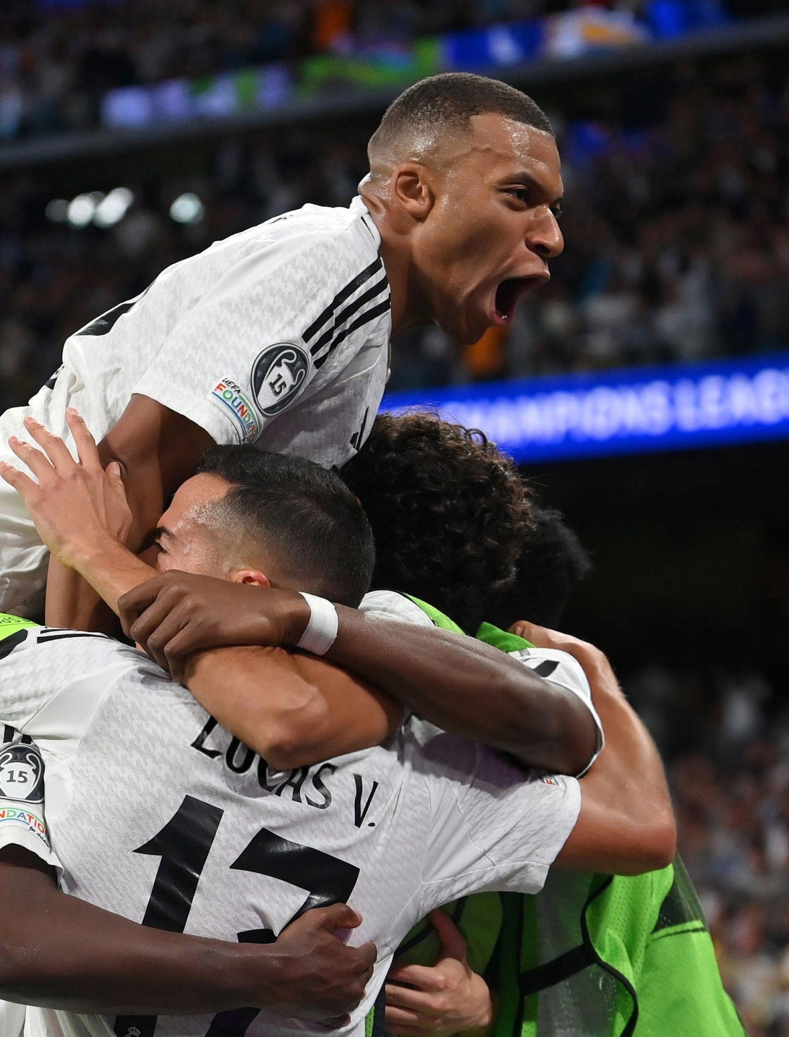 顶尖球队对决，场上技术较量激烈，胜负难言