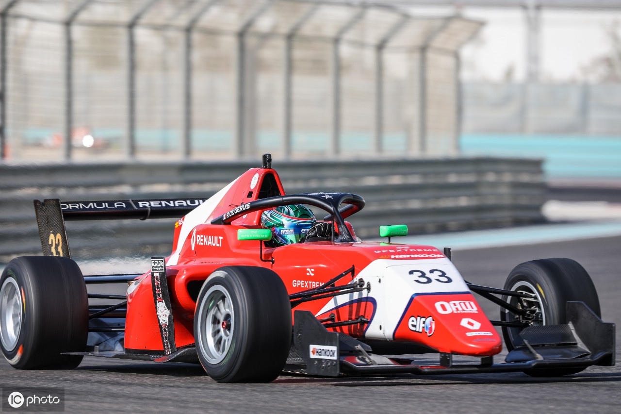 雷诺车队绝杀红牛二队，塞恩斯扛起全队