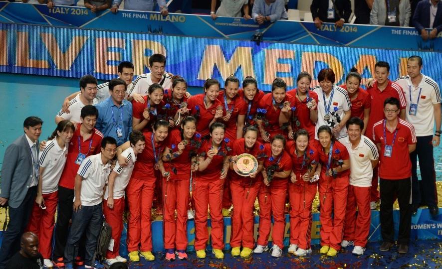 排球比赛女队凝聚力量称霸赛场