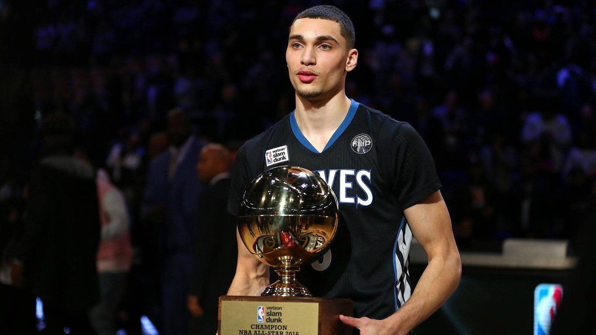 凯尔特人连续得分压制广厦队，福克斯成为关键先生